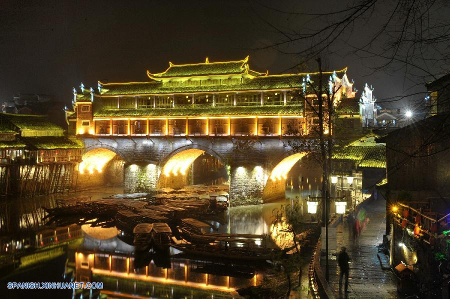 Vista nocturna de la ciudad de Fenghuang