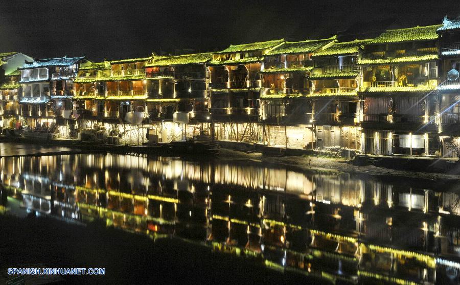 Vista nocturna de la ciudad de Fenghuang