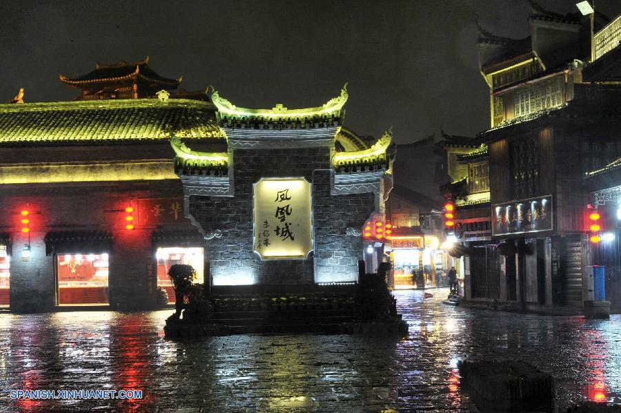 Vista nocturna de la ciudad de Fenghuang