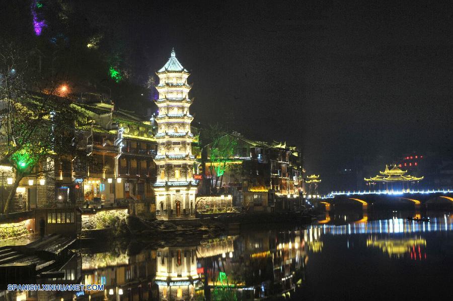 Vista nocturna de la ciudad de Fenghuang