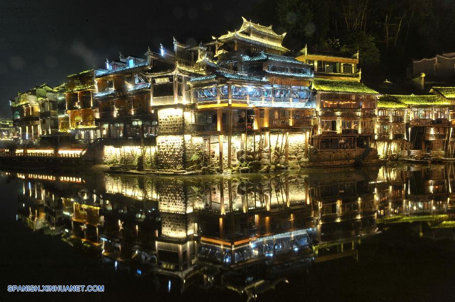 Vista nocturna de la ciudad de Fenghuang