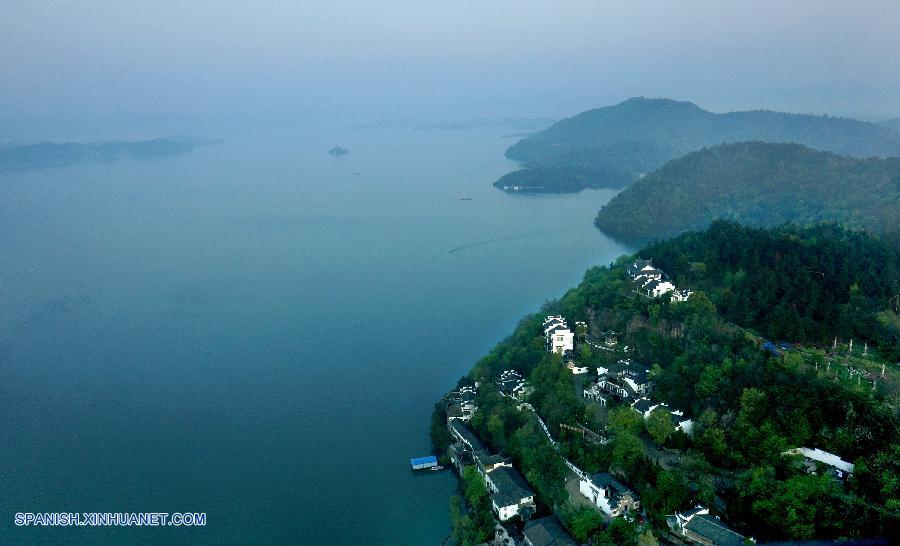 Anhui: Lago Wanfo en Condado Shucheng