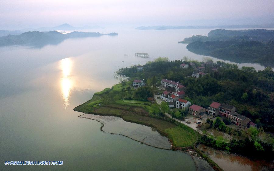 Anhui: Lago Wanfo en Condado Shucheng