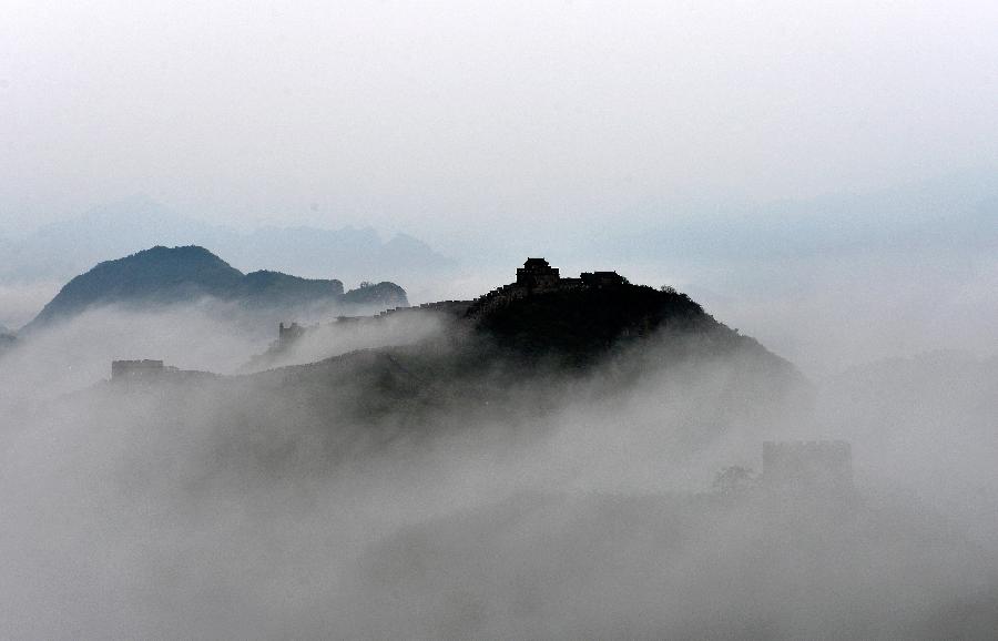 La fotografía tomada el día 28 de julio muestra la Gran Muralla después de una lluvia en el pueblo Luanping, en la provincia septentrional china de Hebei. 