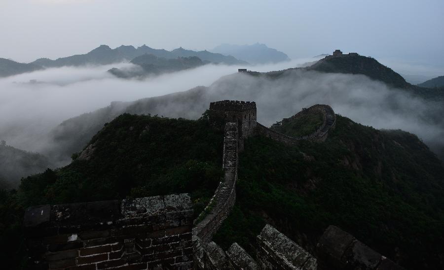 La fotografía tomada el día 28 de julio muestra la Gran Muralla después de una lluvia en el pueblo Luanping, en la provincia septentrional china de Hebei. 