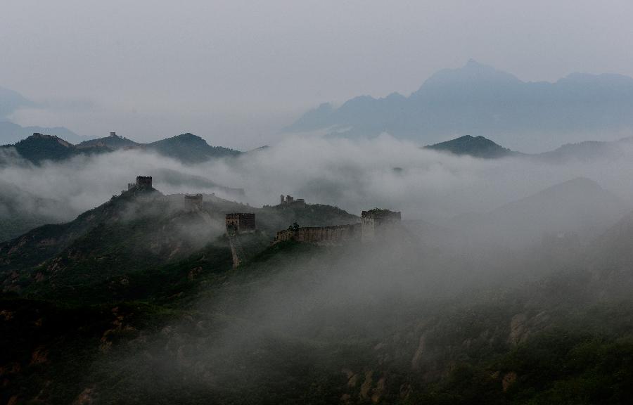 La fotografía tomada el día 28 de julio muestra la Gran Muralla después de una lluvia en el pueblo Luanping, en la provincia septentrional china de Hebei. 