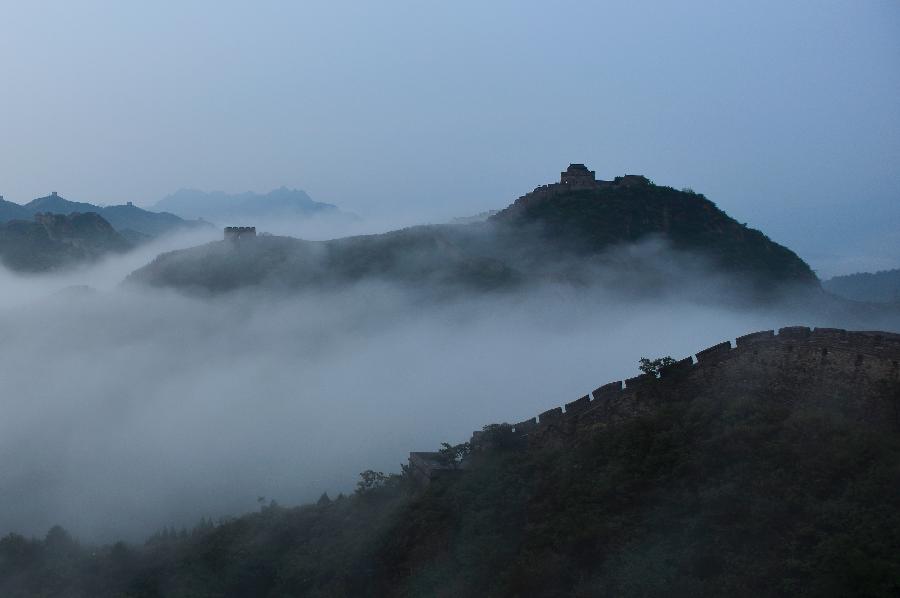 La fotografía tomada el día 28 de julio muestra la Gran Muralla después de una lluvia en el pueblo Luanping, en la provincia septentrional china de Hebei. 
