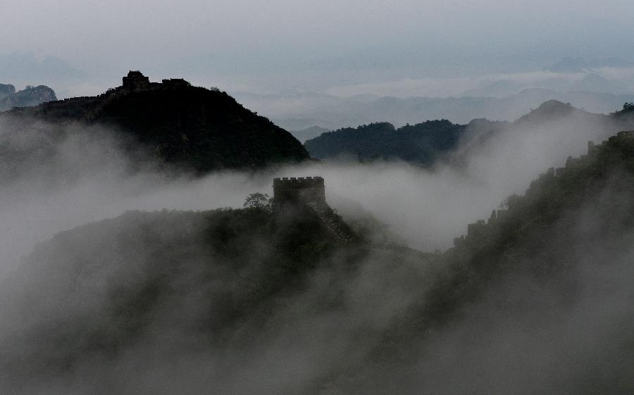 La fotografía tomada el día 28 de julio muestra la Gran Muralla después de una lluvia en el pueblo Luanping, en la provincia septentrional china de Hebei. 
