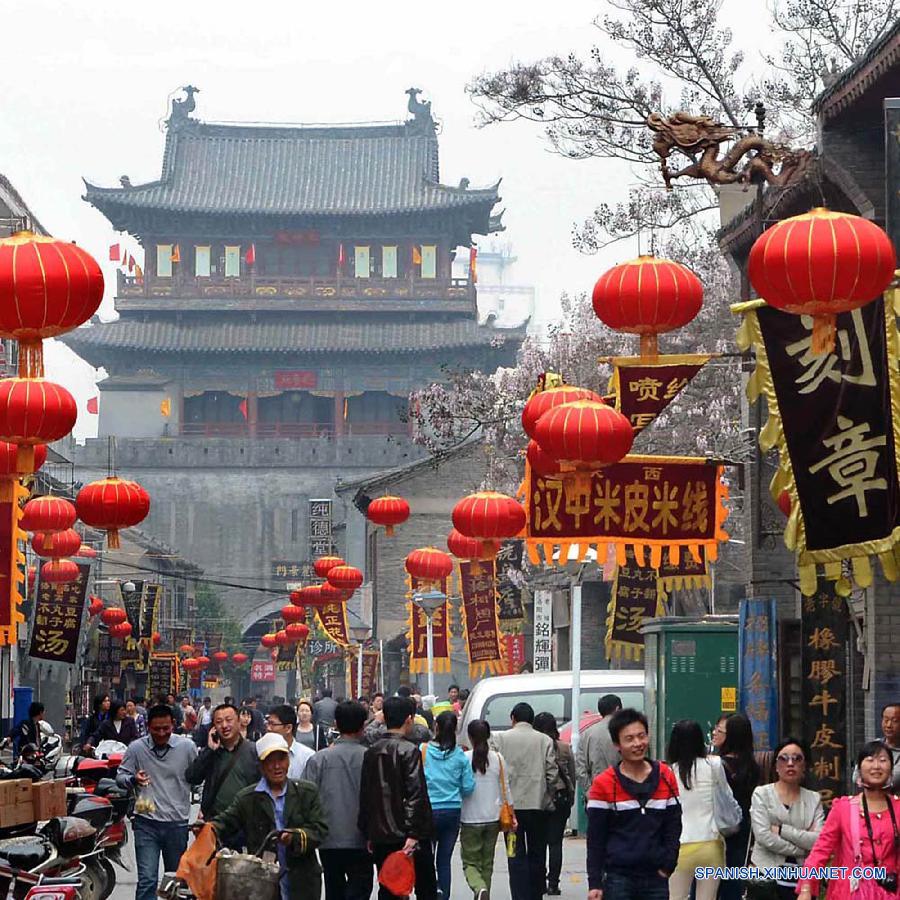 La gente visitaba una calle antigua en la ciudad de Luoyang, en la provincia central china de Henan. Comunidades comerciales tradicionales que reflejan la cultura china, se han convertido en sitios turísticos.
