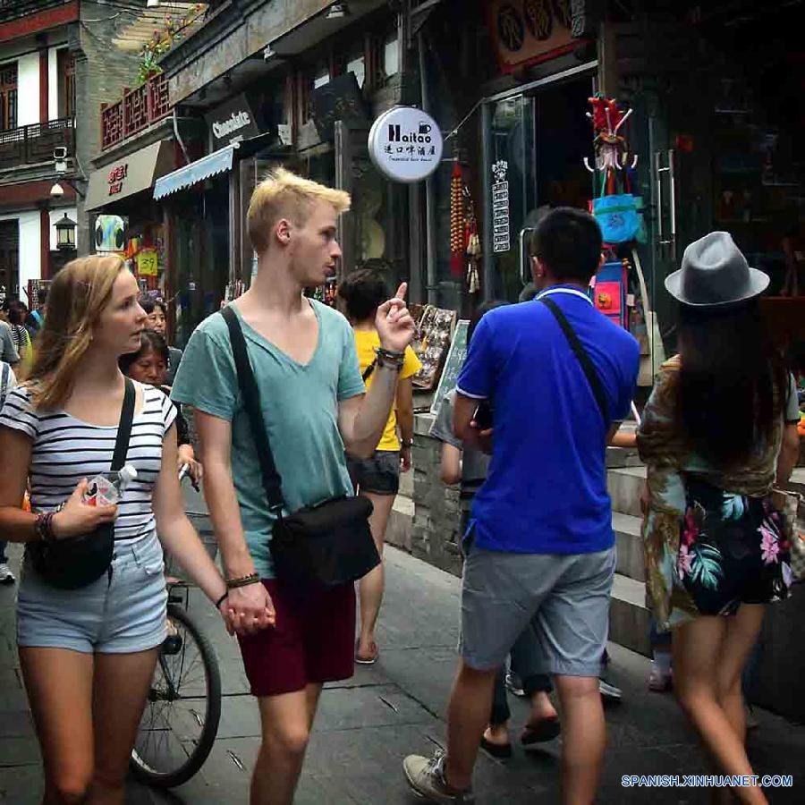 Extranjeros paseaban en la calle Yandaixiejie en Beijing, capital de China.  