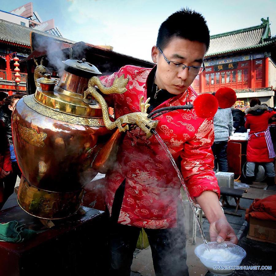 Un hombre atendía a clientes con té de almendra en una calle antigua de Tianjin, norte de China. 