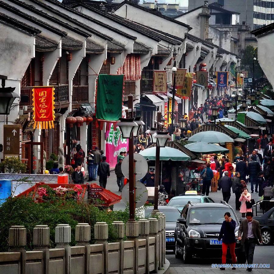 La gente visitaba la calle Hefang de Hangzhou, capital de la provincia oriental china de Zhejiang. 