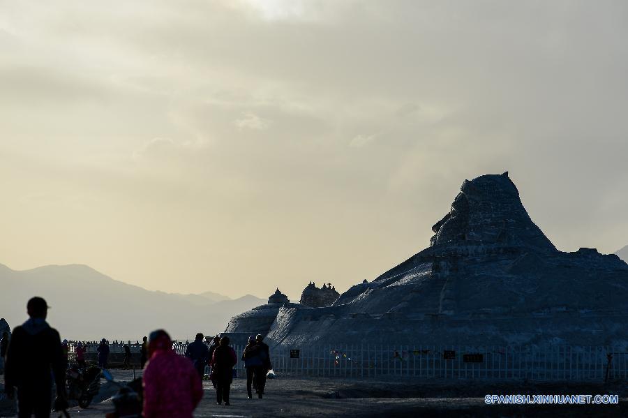 El salar Caka en el distrito Wulan, en la provincia noroccidental china de Qinghai, es uno de los famosos destinos turísticos naturales en Qinghai para turístas chinos. El lago de una altitud de 3.100 metros es tres veces más grande que el lago West en Hangzhou, Este de China. La historia de minería de sal en el salar Caka se remonta a hace más de 3.000 años.