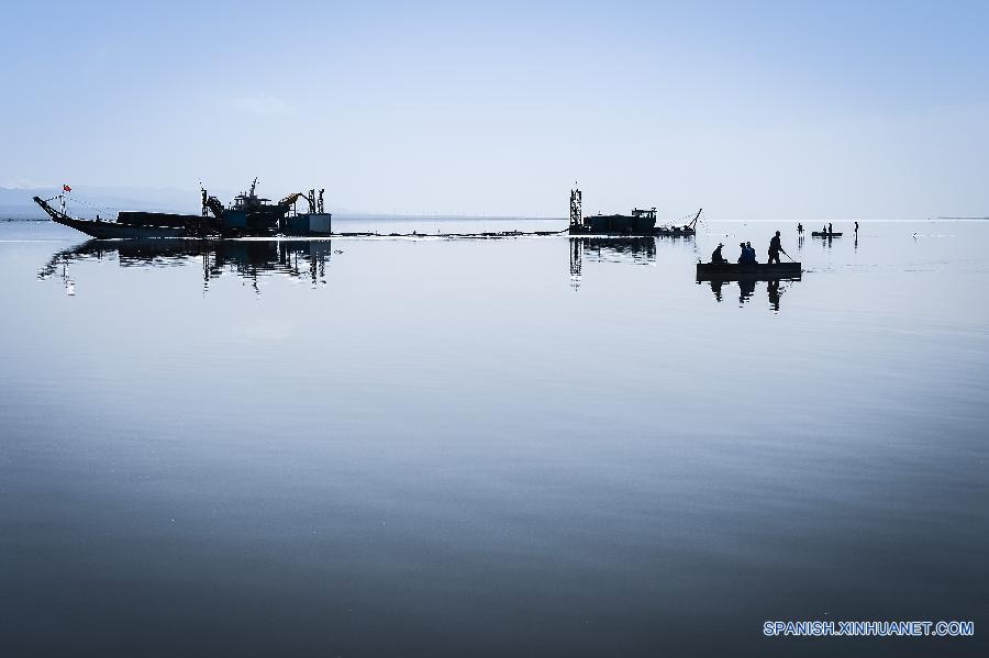El salar Caka en el distrito Wulan, en la provincia noroccidental china de Qinghai, es uno de los famosos destinos turísticos naturales en Qinghai para turístas chinos. El lago de una altitud de 3.100 metros es tres veces más grande que el lago West en Hangzhou, Este de China. La historia de minería de sal en el salar Caka se remonta a hace más de 3.000 años.
