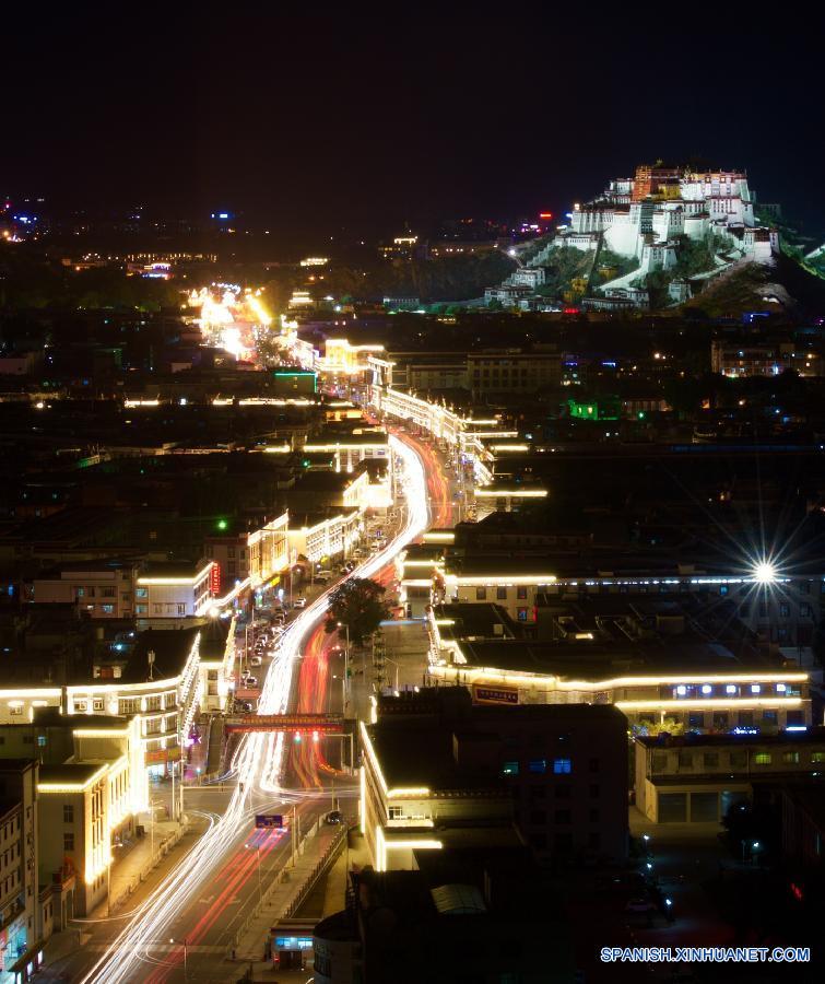 La foto muestra la vista nocturna de Lahsa, ciudad que cuenta con una historia de más de 1.300 años. 