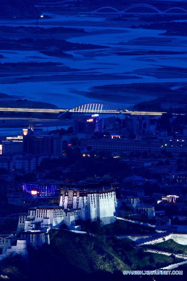 La foto muestra la vista nocturna de Lahsa, ciudad que cuenta con una historia de más de 1.300 años. 