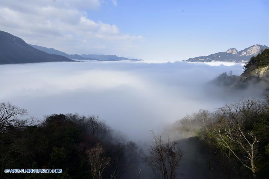 Hubei: Paisaje de Shennongjia en esmog