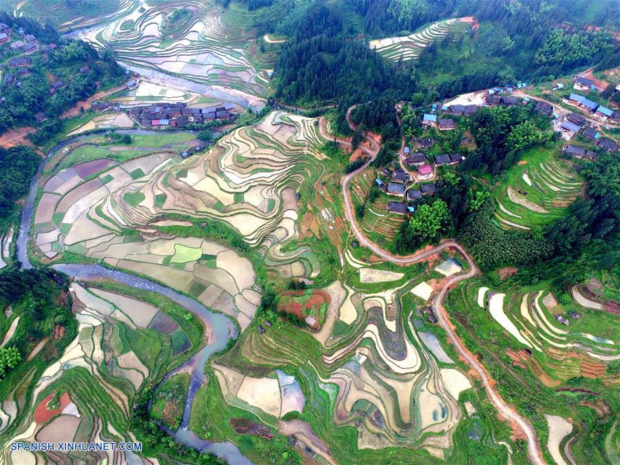 Vista aérea de las terrazas de la villa Bainai, en el municipio de Bakai, en el condado de Rongjiang, en la provincia de Guizhou, en el suroeste de China