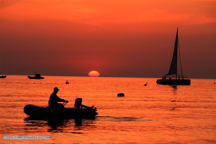 Shandong: Paisaje de salida del sol sobre el mar en Penglai