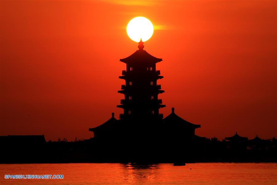 Shandong: Paisaje de salida del sol sobre el mar en Penglai
