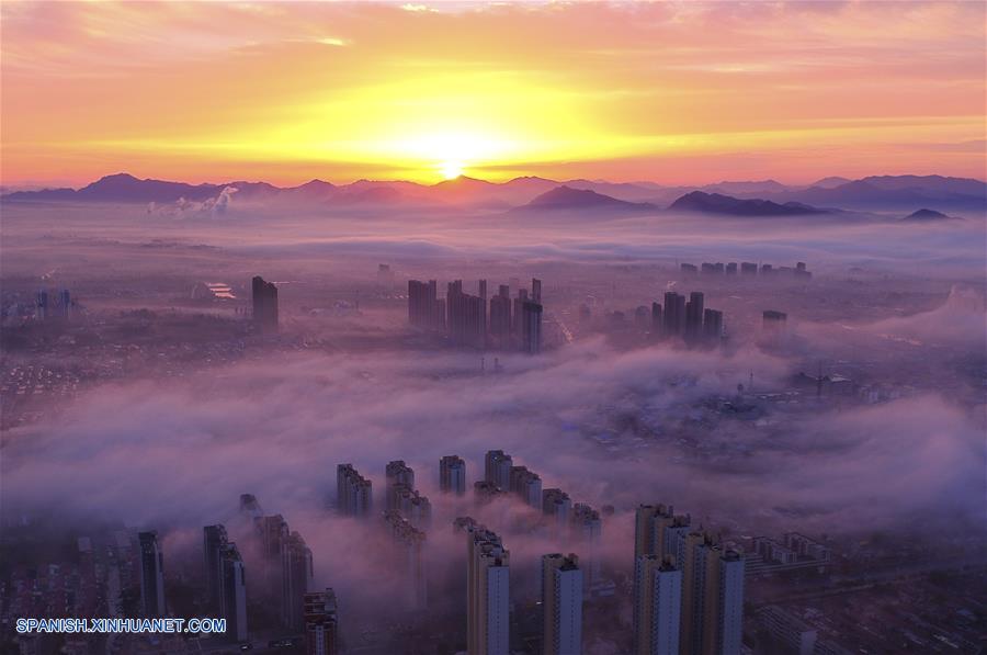 Hebei: Edificios envueltos en la niebra matinal en Zunhua