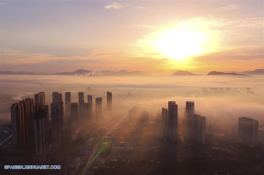 Hebei: Edificios envueltos en la niebra matinal en Zunhua