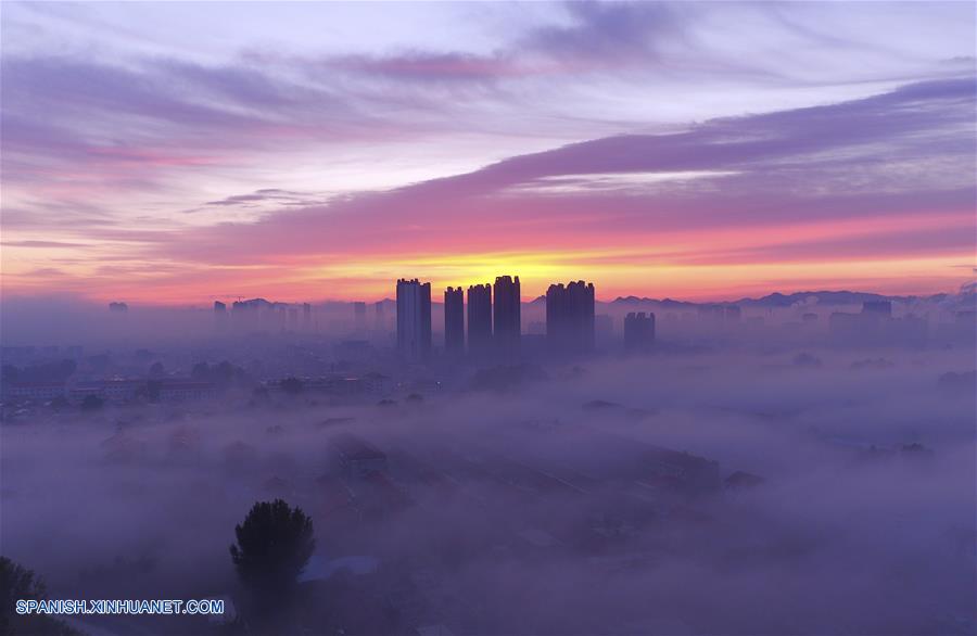 Hebei: Edificios envueltos en la niebra matinal en Zunhua