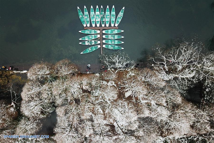 CHINA-ZHEJIANG-LAGO OESTE-PAISAJE NEVADO