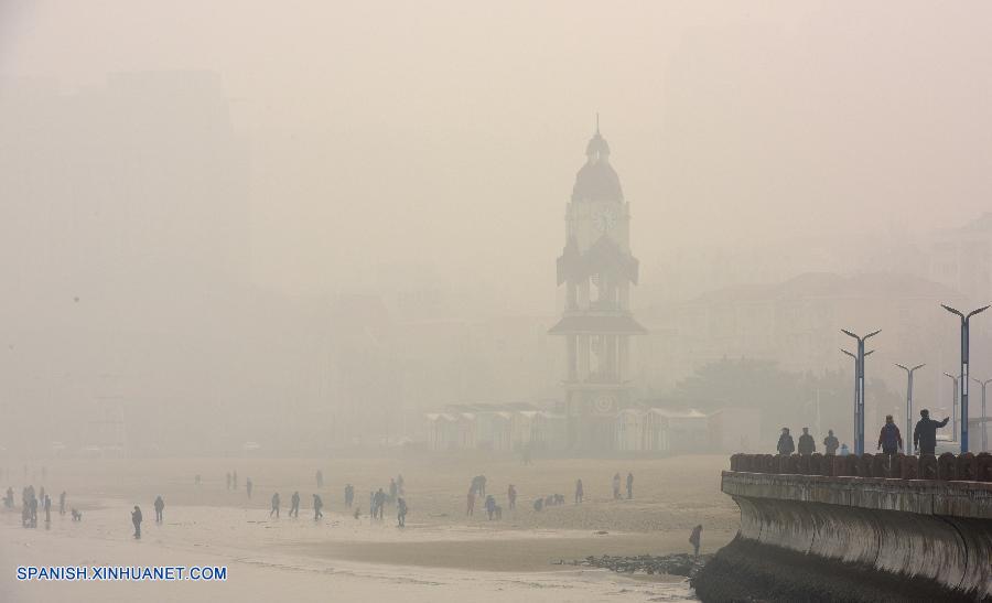 El esmog persistirá en China del domingo al lunes por la mañana, y las autoridades meteorológicas del país renovaron su alerta amarilla. El esmog persistirá en China del domingo al lunes por la mañana, y las autoridades meteorológicas del país renovaron su alerta amarilla.