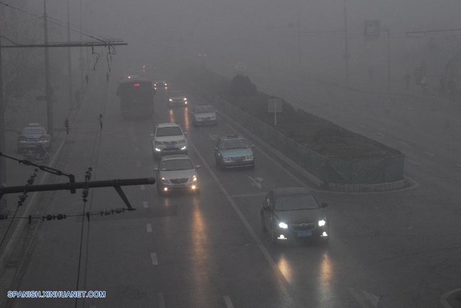 El esmog persistir&aacute; en China del domingo al lunes por la ma&ntilde;ana, y las autoridades meteorol&oacute;gicas del pa&iacute;s renovaron su alerta amarilla.