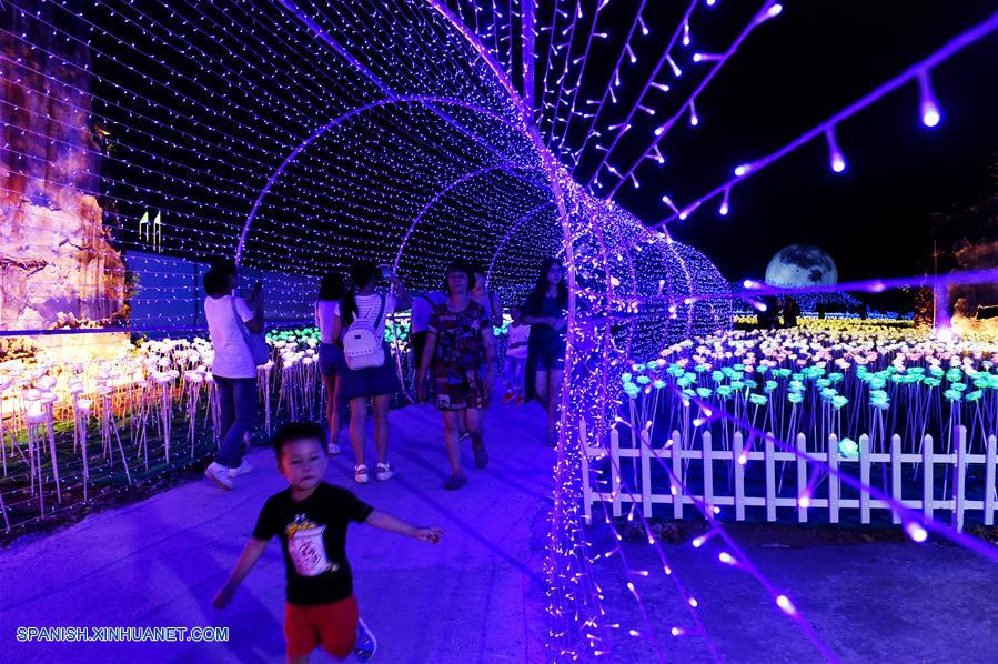 Un espectáculo de luz que consiste de 30,000 rosas LED fue abierto al público el 1 de octubre.