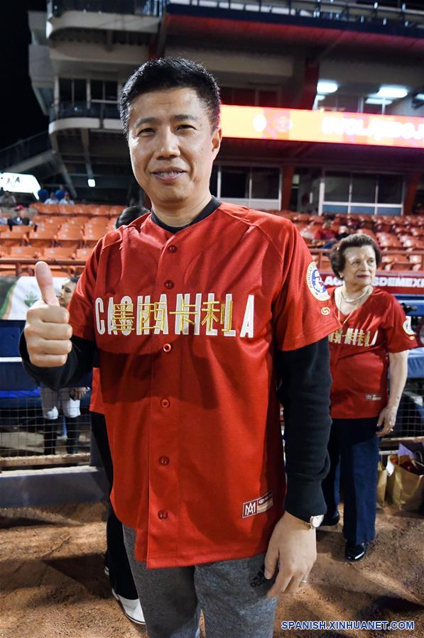 Equipo mexicano de beisbol Águilas de Mexicali honra a comunidad china en  juego 