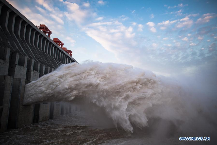 CHINA-HUBEI-RIO YANGTZE-PRESA DE LAS TRES GARGANTAS-AGUA DE LA INUNDACION-DESCARGA