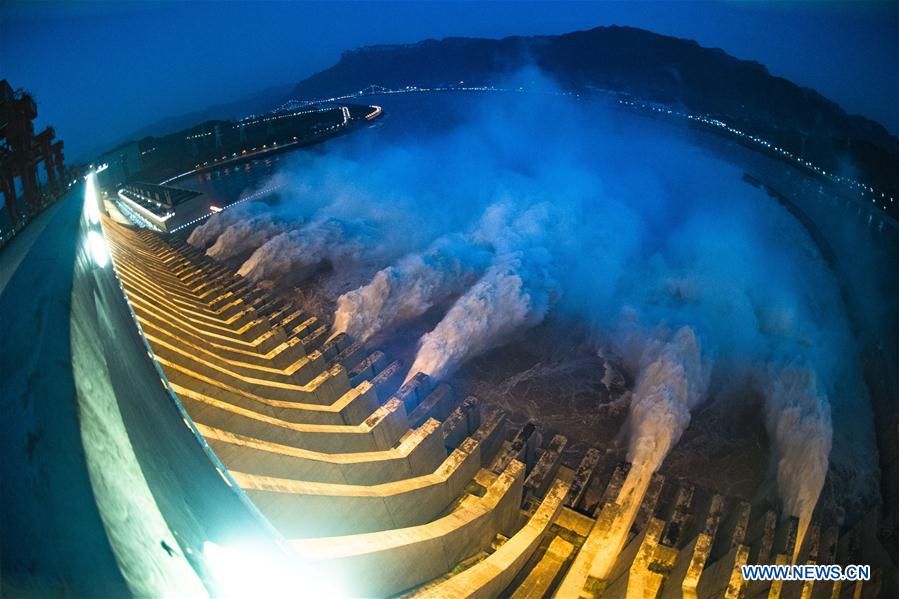 CHINA-HUBEI-RIO YANGTZE-PRESA DE LAS TRES GARGANTAS-AGUA DE LA INUNDACION-DESCARGA
