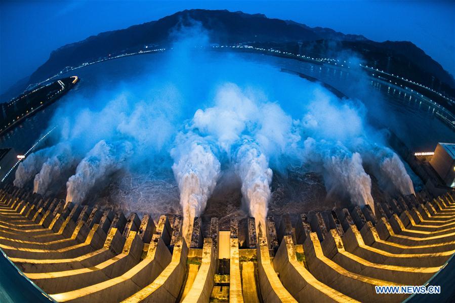 CHINA-HUBEI-RIO YANGTZE-PRESA DE LAS TRES GARGANTAS-AGUA DE LA INUNDACION-DESCARGA