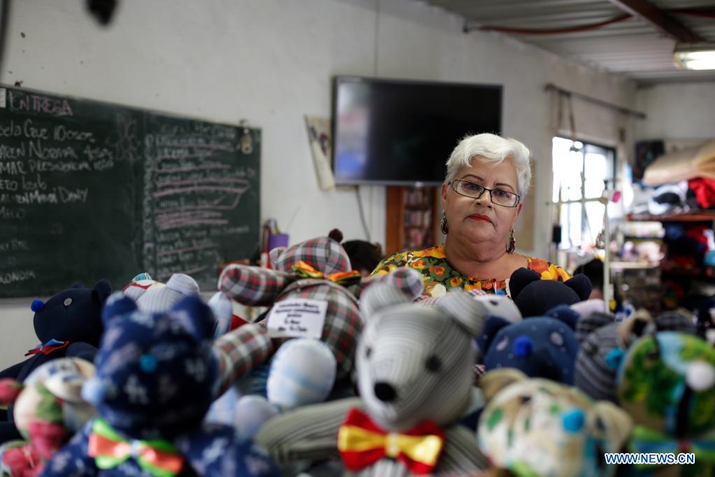 ESPECIAL: Osos de peluche con ropa de fallecidos por COVID-19 consuelan a  familiares en México