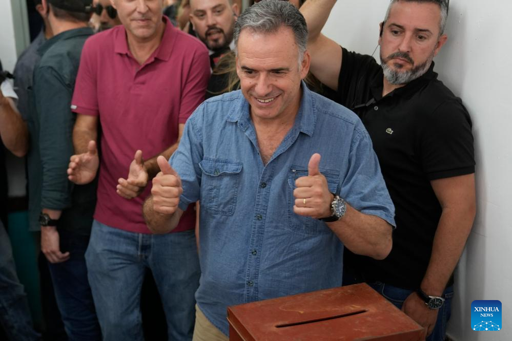 Candidato opositor Orsi vota en elecciones presidenciales en Uruguay