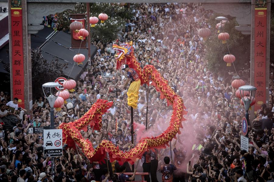 El rojo de la Fiesta de la Primavera tiñe de entusiasmo a América Latina y el Caribe