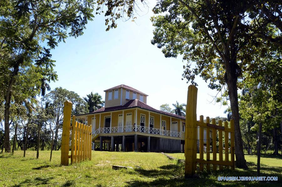 CUBA-HOLGUIN-FIDEL-CASA-SERIE
