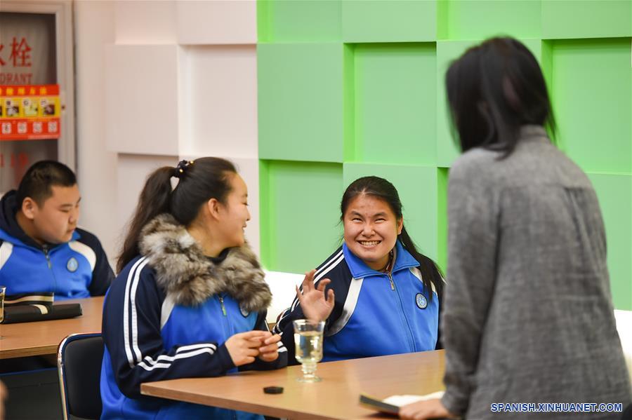 CHINA-MONGOLIA INTERIOR-HOHHOT-DISCAPACIDAD VISUAL-CINE-POEMAS-VOLUNTARIA