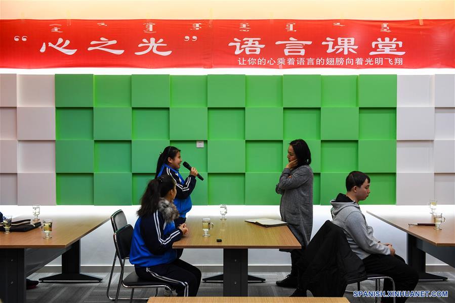 CHINA-MONGOLIA INTERIOR-HOHHOT-DISCAPACIDAD VISUAL-CINE-POEMAS-VOLUNTARIA