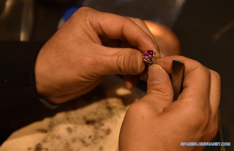 CHINA-BEIJING-FILIGRANA INCRUSTADA EN METAL