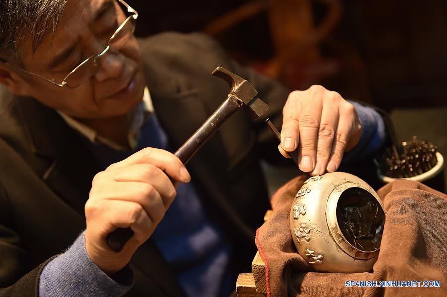 CHINA-BEIJING-FILIGRANA INCRUSTADA EN METAL