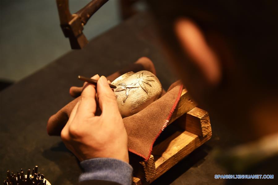 CHINA-BEIJING-FILIGRANA INCRUSTADA EN METAL