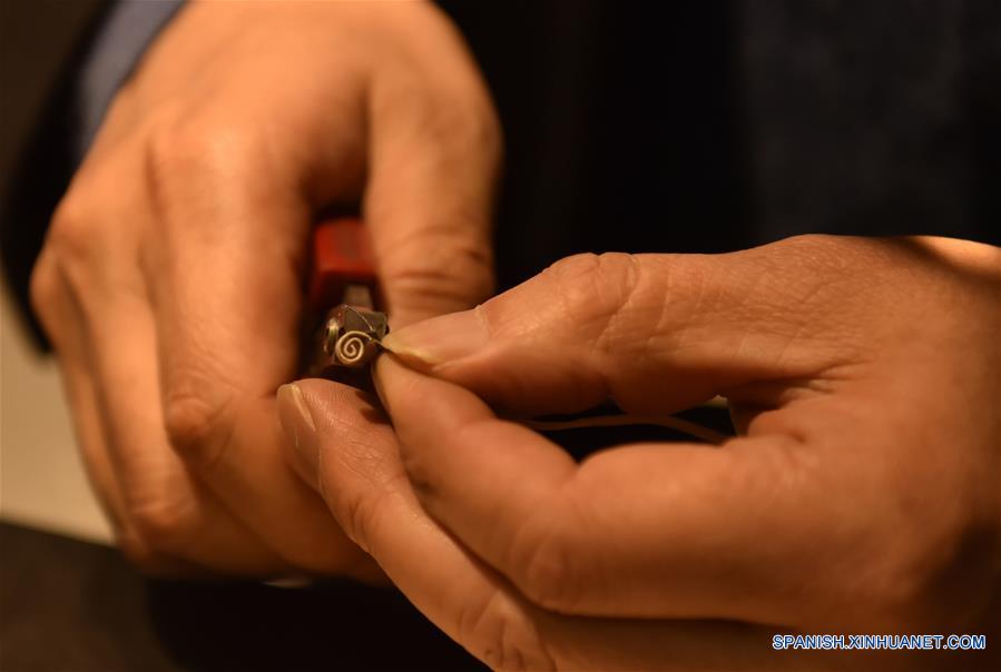 CHINA-BEIJING-FILIGRANA INCRUSTADA EN METAL