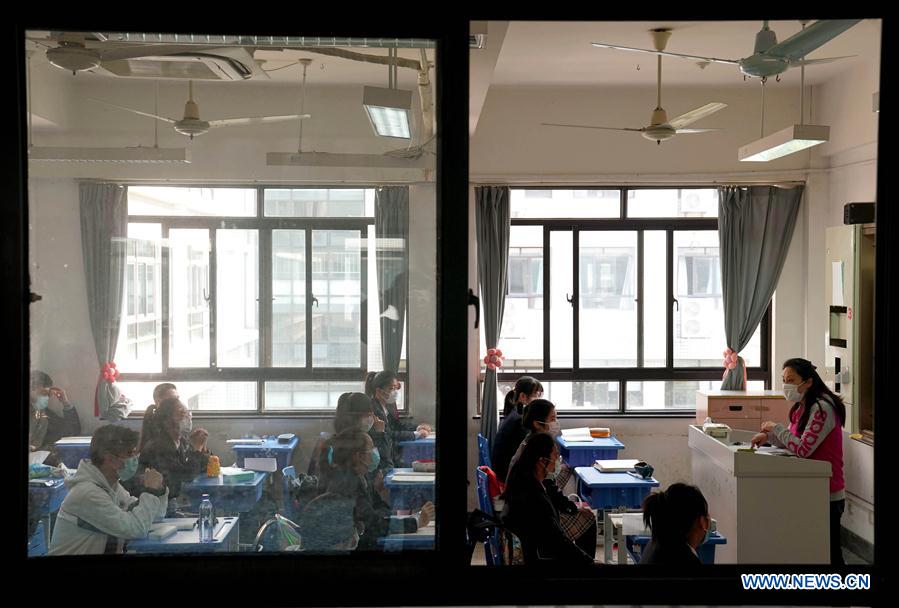 CHINA-SHANGHAI-ESCUELA-REANUDACION