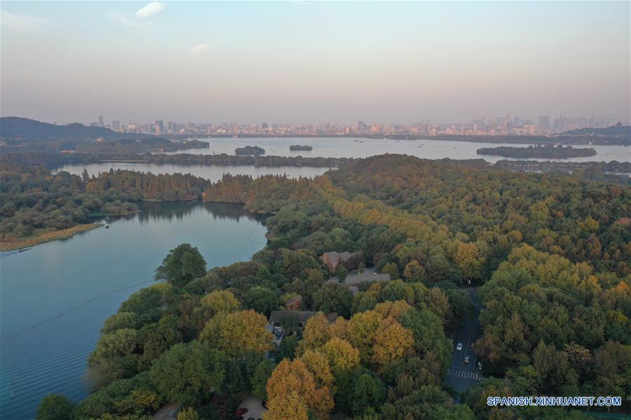 CHINA-HANGZHOU-LAGO OESTE-PAISAJE DE OTOÑO