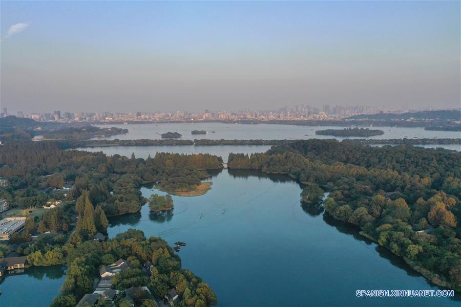 CHINA-HANGZHOU-LAGO OESTE-PAISAJE DE OTOÑO