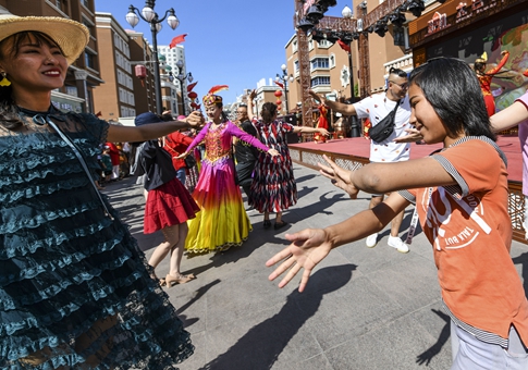 Niños de Xinjiang disfrutan vacaciones de verano