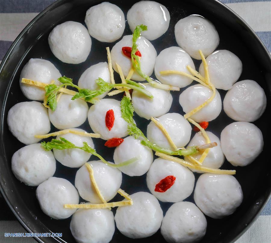 Jiangsu: Elaboración de bolas de pescado en Xuyi, uno de los platillos más  famosos de la cocina de Huaiyang 